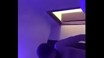 play Чувак трахает пальцами задницу подруги на ameporn