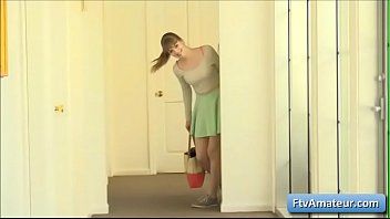play かわいいセクシーな若いブロンドの素人アラナが彼女のジューシーなピンクのマンコを深く指マンし、彼女のお尻を黒い大人のおもちゃでファック