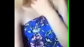 Redare Adolescentă blondă tachinează pentru amepornul ei privat și arată sânii