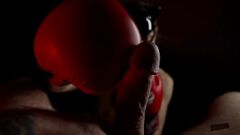 Oynat Boks eldivenlerinde metresi büyük bir dick ile hakimdir