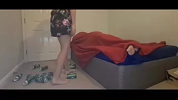 再生 継娘は転んだ後、父親の部屋に入る。飲み過ぎて彼を利用し始めた後。フェラチオ、クソ、顔射