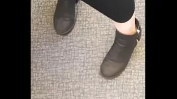play Candido gioco di scarpe di due donne attraenti in stivaletti sul treno