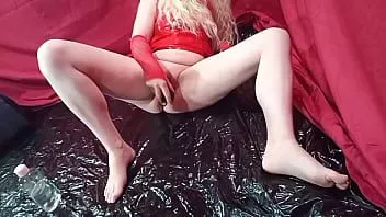 Riproduci Una milf bionda sporca si masturba e si scopa un dildo da cavallo