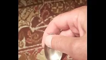 تشغيل يدخل في مجرى البول بملعقة قهوة وسحب الحليب.