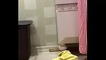 play Videoclip ascuns cu o fată musulmană care poartă top