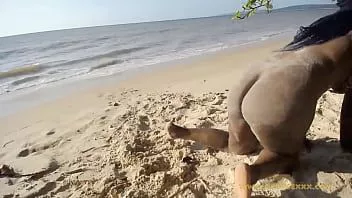 play Elvieslutty zeigt ihren nackten Arsch am Strand