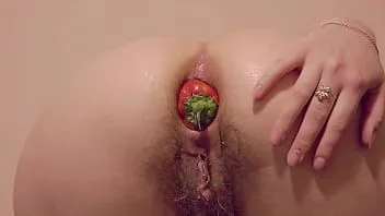 play Melhor inserção anal vegetal extrema! morena estilo cachorrinho fode seu cu peludo e mostra seu espólio escancarado. fetiche caseiro na cozinha.