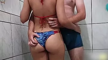 Reproducir Follando en la ducha, frotando el bikini hasta correrse en ropa interior