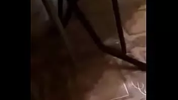 Abspielen Kerl kuschelt oben ohne Mädchen auf Ameporn