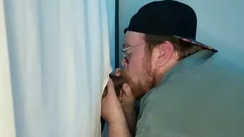 play Frumos netăiat este supt la gloryhole