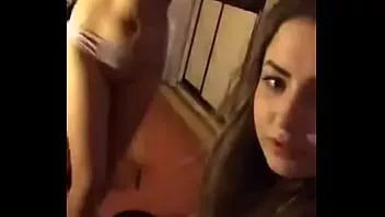 Oynat Büyük göğüsler ve küçük göğüsler harika bir kombinasyon