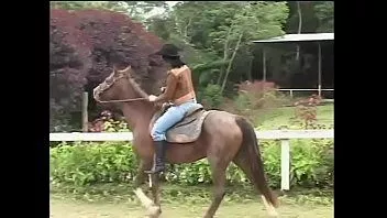 play Ciemnoskóry pan młody pomaga białej lasce o kruczoczarnych włosach Cristal de Luna otrząsnąć się po niespodziance spowodowanej ucieczką konia