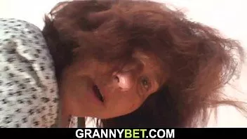 play Abuela de 70 años complace a su cliente