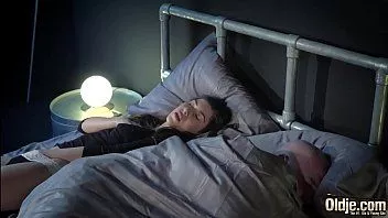 Putar Menjilati seluruh penisnya yang gemuk sehingga aku bisa menelan cumshotnya