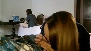 Играть Студентка играет на компьютере, ее подруга тайно отсосала своему парню