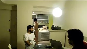 Riproduci In piena pandemia e per niente rock and roll, in piena quarantena la mamma del mio amico va al super e fa due generi sia prima parte