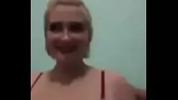 চালান রাশিয়ান মেয়ে তার বিশাল মাই দেখায়