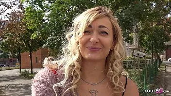 Reproduzir Escoteira alemã - bela adolescente magra fitness lola seduz para foder na verdadeira coleta