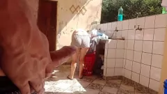 Abspielen Stiefdad wird mit sexy Latina-Stieftochter in Shorts intim