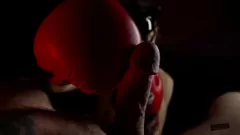Oynat Boks eldivenlerinde metresi büyük bir dick ile hakimdir