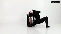 Reproduzir Lola Kauchuk, vestida de látex: Ballerina de nudez mostra movimentos flexíveis e ginasta tentadora